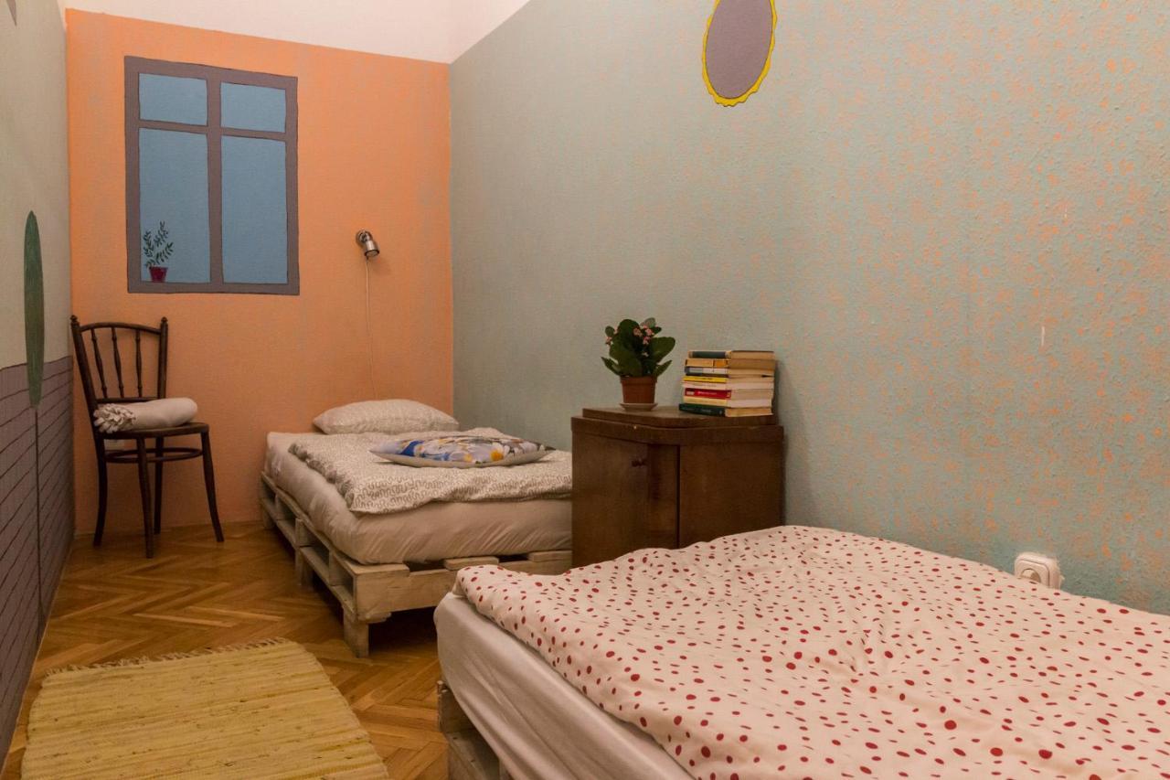 Hostal Baroque Hostel&coworking